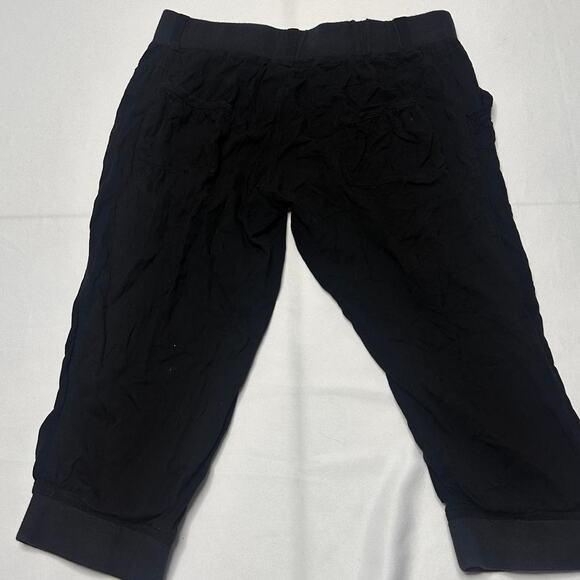 2B Bebe Size Small Black Vintage Capris Suoer Soft & Flattering - Picture 3 of 6